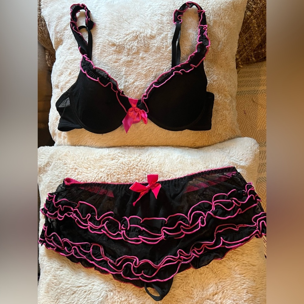 Sexy bra and thong/skirt set